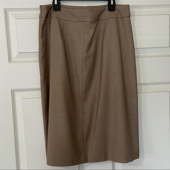 Tan Halogen Skirt in Excellent condition size 6 - Picture 4 of 6